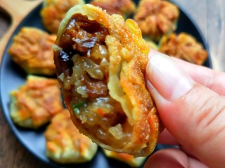 1、馄饨皮烧麦馅煎饼,外表酥脆内心软糯的馄饨皮烧麦馅煎饼。