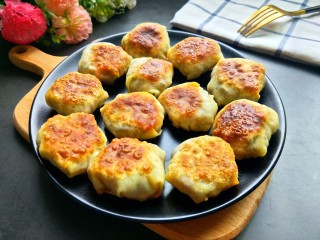 2、馄饨皮烧麦馅煎饼,再来一张美美图片，超级好吃！