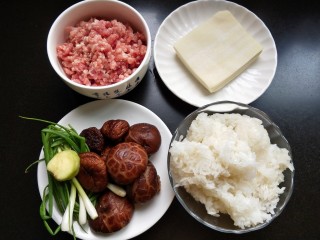 3、馄饨皮烧麦馅煎饼,准备食材，胡萝卜忘记拍了，糯米饭提前煮好，干香菇提前泡发。
