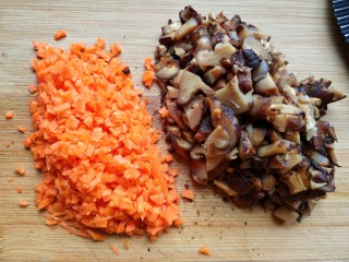 4、馄饨皮烧麦馅煎饼,胡萝卜香菇切丁，香菇水不要倒掉，留着备用。