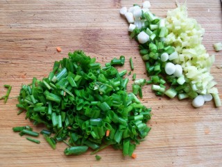 5、馄饨皮烧麦馅煎饼,生姜切丁，切葱花。