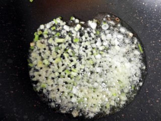 6、馄饨皮烧麦馅煎饼,锅内放油，放生姜，葱白爆香。