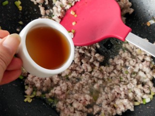 7、馄饨皮烧麦馅煎饼,放肉沫翻炒，放一勺料酒。