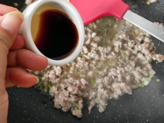 8、馄饨皮烧麦馅煎饼,一勺生抽。