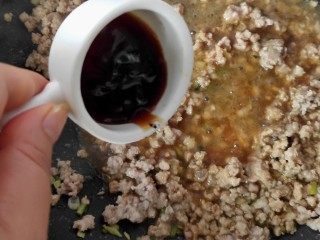 9、馄饨皮烧麦馅煎饼,一勺蚝油。