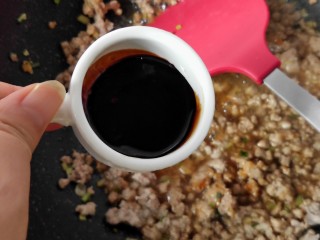 10、馄饨皮烧麦馅煎饼,一勺老抽上色。