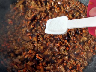 12、馄饨皮烧麦馅煎饼,放盐。