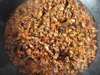 13、馄饨皮烧麦馅煎饼,倒入泡香菇的水。