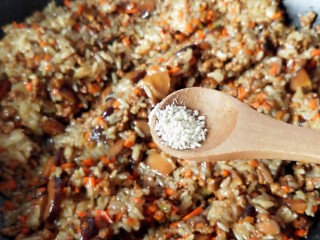 15、馄饨皮烧麦馅煎饼,翻炒均匀，放胡椒粉鸡精。