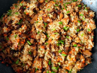 16、馄饨皮烧麦馅煎饼,放香葱，翻炒均匀，香菇烧麦馅做好，这个馅可以直接吃的，香喷喷的。