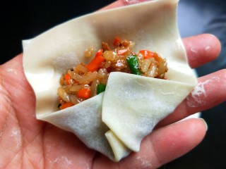 18、馄饨皮烧麦馅煎饼,包起来。
