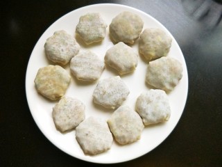 20、馄饨皮烧麦馅煎饼,一个个包好。