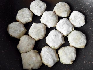 21、馄饨皮烧麦馅煎饼,锅内放油，放入馅饼。