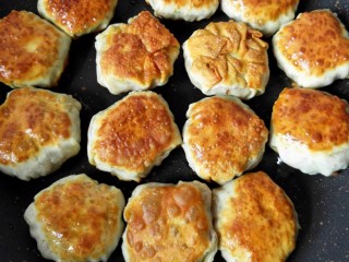 22、馄饨皮烧麦馅煎饼,一面煎黄，翻一面，两面煎好就可以啦！