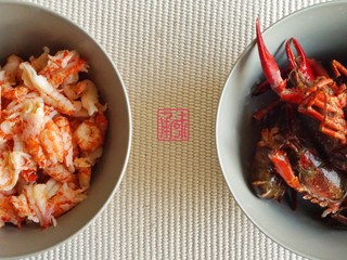 1、承味冬荫阴功小龙虾芝士焗意面,将小龙虾洗净后，葱姜做底蒸熟，然后剥出虾肉