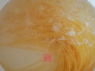 3、承味冬荫阴功小龙虾芝士焗意面,然后放入意面煮9分钟就好了，然后意面捞出待用