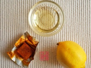 4、承味冬荫阴功小龙虾芝士焗意面,准备好油，冬荫功调味块，柠檬