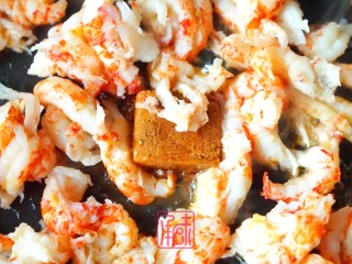 6、承味冬荫阴功小龙虾芝士焗意面,然后加入小龙虾，小龙虾完全裹住，酱汁后烧熟制卷曲