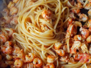 7、承味冬荫阴功小龙虾芝士焗意面,然后将煮好的意面在锅中继续翻炒，炒的稍微干一些就行