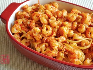 8、承味冬荫阴功小龙虾芝士焗意面,先将面分出，放入烤盘中，然后把小龙虾铺在上面