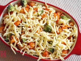 9、承味冬荫阴功小龙虾芝士焗意面,在上面铺上芝士和西兰花碎