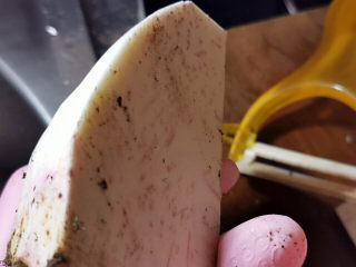 2、芋头丝饼,削去外皮