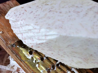 3、芋头丝饼,放在擦丝板上