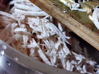 4、芋头丝饼,小心翼翼擦成丝