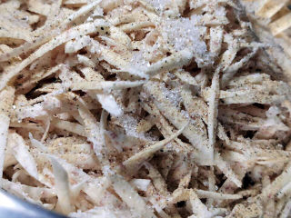 6、芋头丝饼,加入胡椒粉、盐码个底味