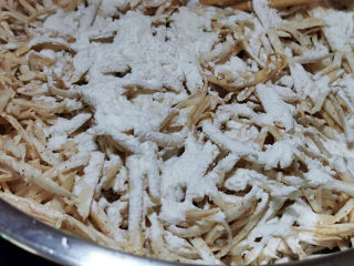 8、芋头丝饼,倒入适量地瓜粉