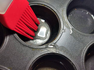 11、芋头丝饼,用刷子涂抹