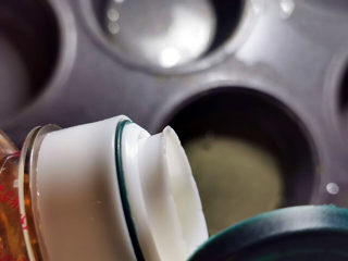 10、芋头丝饼,烘焙模具中倒油