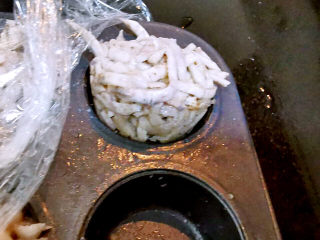 17、芋头丝饼,用小刀很轻易挖出