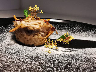 21、芋头丝饼,烤好后，淋上桂花酱，再用桂花装饰