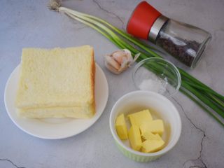 1、蒜香吐司条,准备好材料