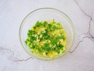 7、蒜香吐司条,搅拌均匀