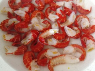 1、麻辣虾尾,冷冻虾尾凉水解冻。