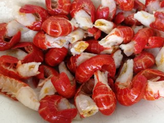 2、麻辣虾尾,清水洗两遍。