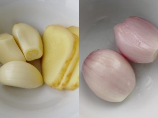 3、麻辣虾尾,准备蒜,姜,小圆葱。