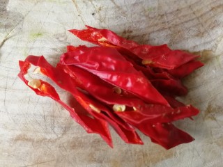 4、麻辣虾尾,干辣椒切丝