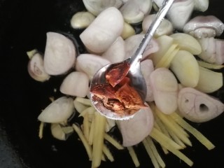 5、麻辣虾尾,热锅凉油,油微热放入蒜、姜、小圆葱文火炒香,放入大料。