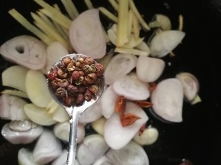 6、麻辣虾尾,加花椒。