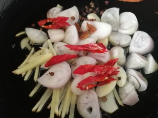 7、麻辣虾尾,放辣椒,文火炒出香味。