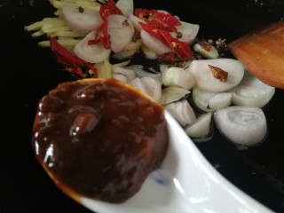 8、麻辣虾尾,加两汤匙豆瓣酱。