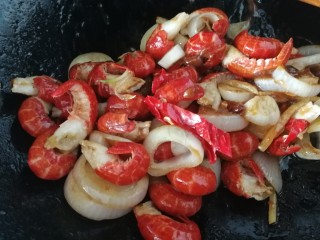 10、麻辣虾尾,放入虾尾,文火翻炒均匀。