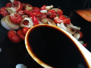 11、麻辣虾尾,加一勺生抽,文火翻炒均匀。