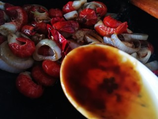 12、麻辣虾尾,加一勺料酒,大火烹香。