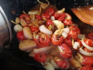 13、麻辣虾尾,加适量开水。