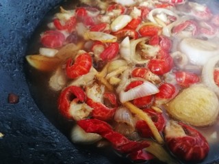 14、麻辣虾尾,大火烧开。