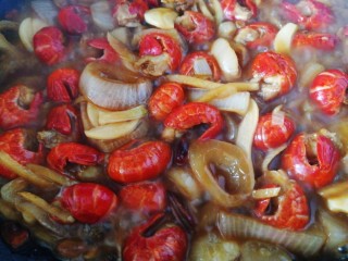 15、麻辣虾尾,文火烧至汤汁浓稠。